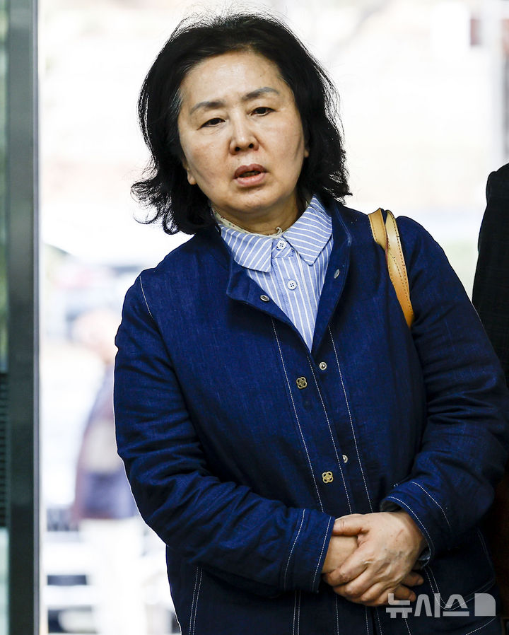 [서울=뉴시스] 정병혁 기자 = 김영선 전 국민의힘 의원이 1일 서울 서초구 서울중앙지방법원에서 열린 오세훈 서울시장의 여론조사비 대납 의혹 관련 4차 공판에 증인으로 출석하고 있다. 2026.04.01. jhope@newsis.com