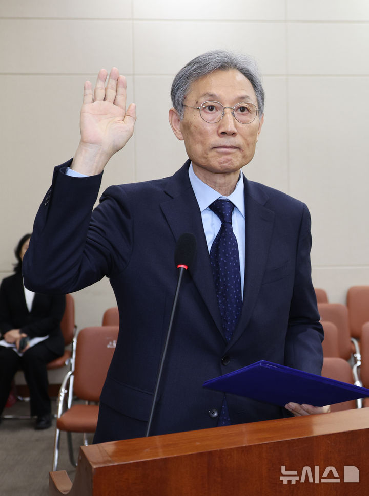 [서울=뉴시스] 김금보 기자 = 고광헌 방송미디어통신심의위원회 위원장 후보자가 1일 오전 서울 여의도 국회에서 열린 과학기술정보방송통신위원회의 자신에 대한 청문회에서 선서를 하고 있다. 2026.04.01.kgb@newsis.com
