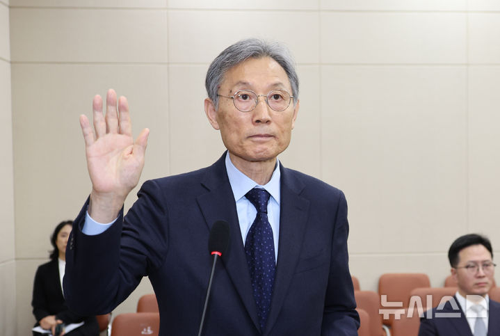 [서울=뉴시스] 김금보 기자 = 고광헌 방송미디어통신심의위원회 위원장 후보자가 1일 오전 서울 여의도 국회에서 열린 과학기술정보방송통신위원회의 자신에 대한 청문회에서 선서를 하고 있다. 2026.04.01.kgb@newsis.com