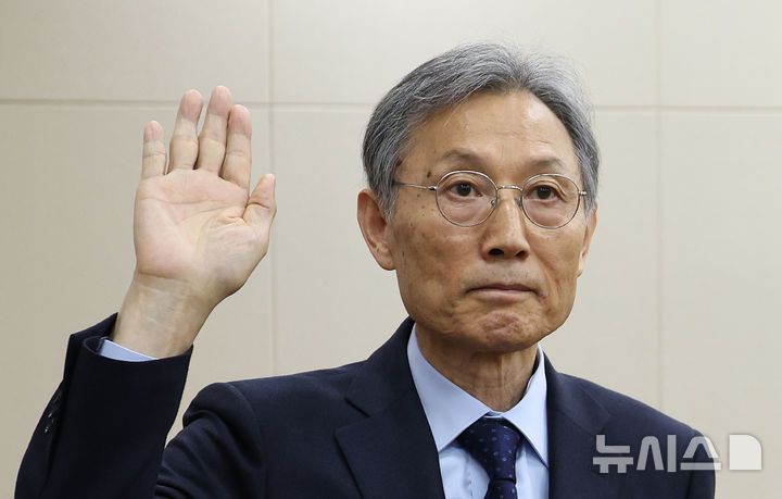 [서울=뉴시스] 김금보 기자 = 고광헌 방송미디어통신심의위원회 위원장 후보자가 1일 오전 서울 여의도 국회에서 열린 과학기술정보방송통신위원회의 자신에 대한 청문회에서 선서를 하고 있다. 2026.04.01.kgb@newsis.com