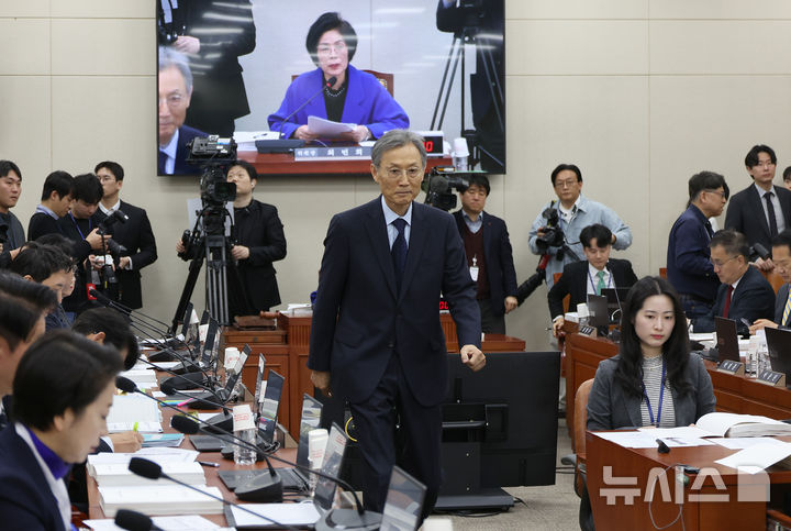 [서울=뉴시스] 김금보 기자 = 고광헌 방송미디어통신심의위원회 위원장 후보자가 1일 오전 서울 여의도 국회에서 열린 청문회에서 선서문을 제출한 후 자리로 돌아가고 있다. 2026.04.01.kgb@newsis.com