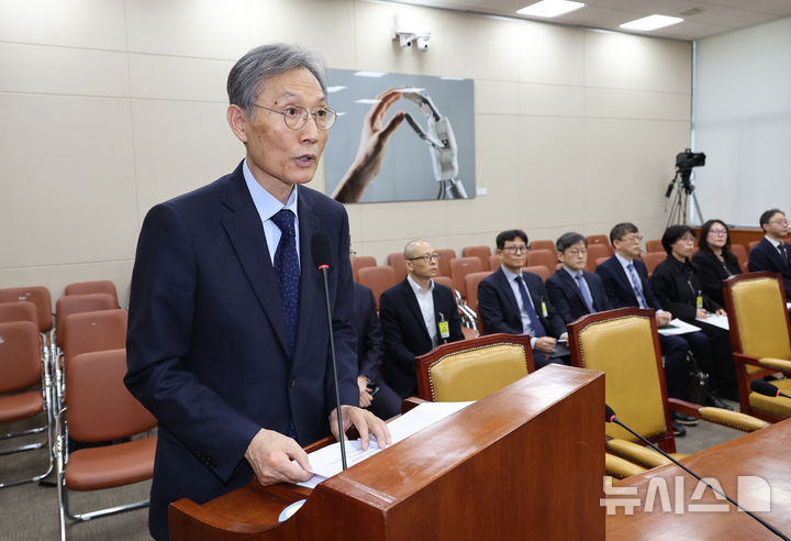 [서울=뉴시스] 김금보 기자 = 고광헌 방송미디어통신심의위원회 위원장 후보자가 1일 오전 서울 여의도 국회에서 열린 자신에 대한 청문회에서 모두발언을 하고 있다. 2026.04.01.kgb@newsis.com