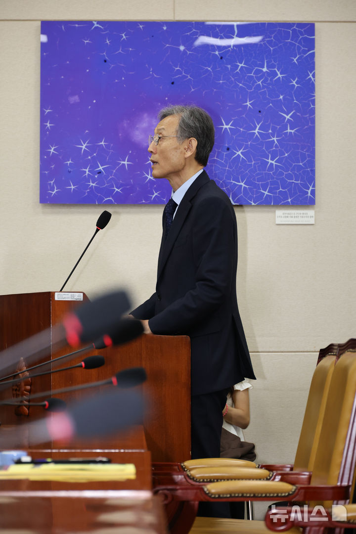 [서울=뉴시스] 김금보 기자 = 고광헌 방송미디어통신심의위원회 위원장 후보자가 1일 오전 서울 여의도 국회에서 열린 자신에 대한 청문회에서 모두발언을 하고 있다. 2026.04.01.kgb@newsis.com