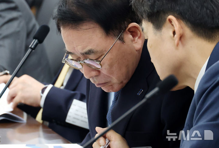 이병래 손해보험협회장과 대화하는 조용병 은행연합회장