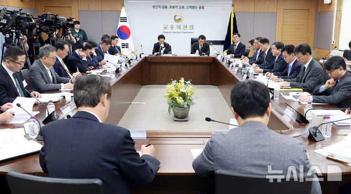 [서울=뉴시스] 추상철 기자 = 이억원 금융위원회 위원장이 1일 오전 서울 종로구 정부서울청사에서 열린 가계부채 점검회의에서 발언하고 있다. 2026.04.01. scchoo@newsis.com