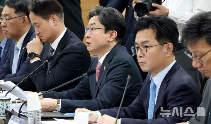 [서울=뉴시스] 추상철 기자 = 이억원 금융위원회 위원장이 1일 오전 서울 종로구 정부서울청사에서 열린 가계부채 점검회의에서 발언하고 있다. 2026.04.01. scchoo@newsis.com