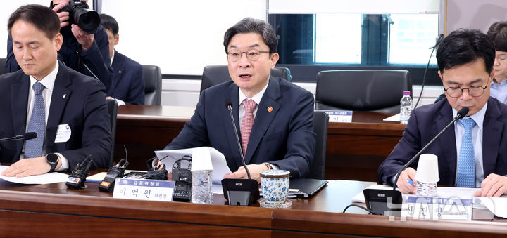 [서울=뉴시스] 추상철 기자 = 이억원 금융위원회 위원장이 1일 오전 서울 종로구 정부서울청사에서 열린 가계부채 점검회의에서 발언하고 있다. 2026.04.01. scchoo@newsis.com