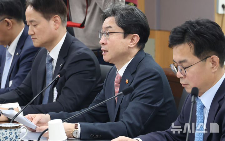 발언하는 이억원 금융위원장