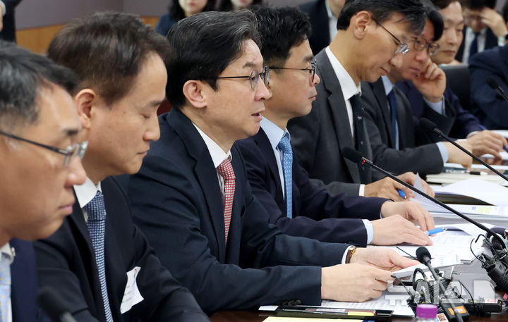 가계부채 점검회의에서 발언하는 이억원 금융위원장