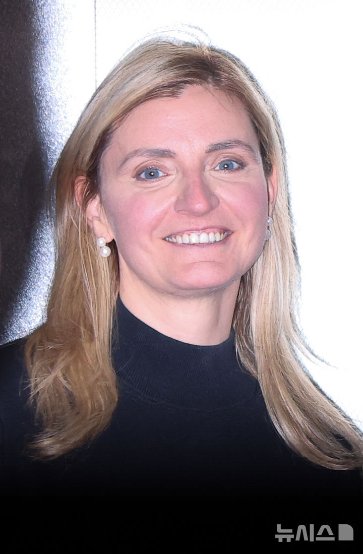 [서울=뉴시스] 김선웅 기자 = 세라 로저스 미국 국무부 공공외교 담당 차관이 지난 1일 서울 종로구 외교부 청사로 들어서고 있다. 2026.04.01. mangusta@newsis.com