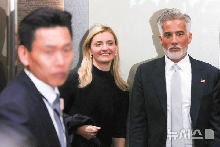 [서울=뉴시스] 김선웅 기자 = 세라 로저스(가운데) 미국 국무부 공공외교 담당 차관이 1일 서울 종로구 외교부 청사로 들어서고 있다. 로저스 차관은 방한 기간 중 우리 정부와 정보통신망법 개정안을 논의할 예정이다. 2026.04.01. mangusta@newsis.com