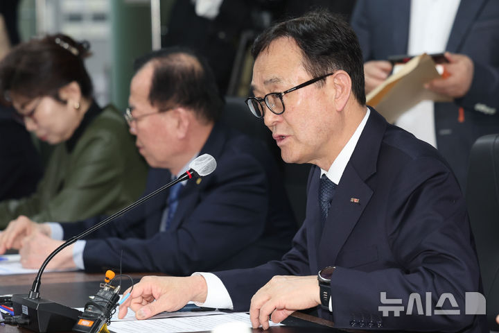 [서울=뉴시스] 권창회 기자 = 송치영 소상공인연합회장이 지난 1일 오전 서울 여의도 소상공인연합회에서 열린 중동전쟁 관련 포장용기·비닐 가격상승 소상공인 분야 영향점검회의에서 발언하고 있다. 2026.04.30. kch0523@newsis.com