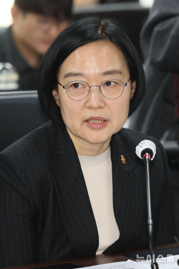 [서울=뉴시스] 권창회 기자 = 한성숙 중소벤처기업부 장관이 1일 오전 서울 여의도 소상공인연합회에서 열린 중동전쟁 관련 포장용기·비닐 가격상승 소상공인 분야 영향점검회의에서 인사말을 하고 있다. 2026.04.01. kch0523@newsis.com