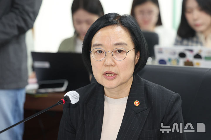 [서울=뉴시스] 권창회 기자 = 한성숙 중소벤처기업부 장관이 1일 오전 서울 여의도 소상공인연합회에서 열린 중동전쟁 관련 포장용기·비닐 가격상승 소상공인 분야 영향점검회의에서 인사말을 하고 있다. 2026.04.01. kch0523@newsis.com