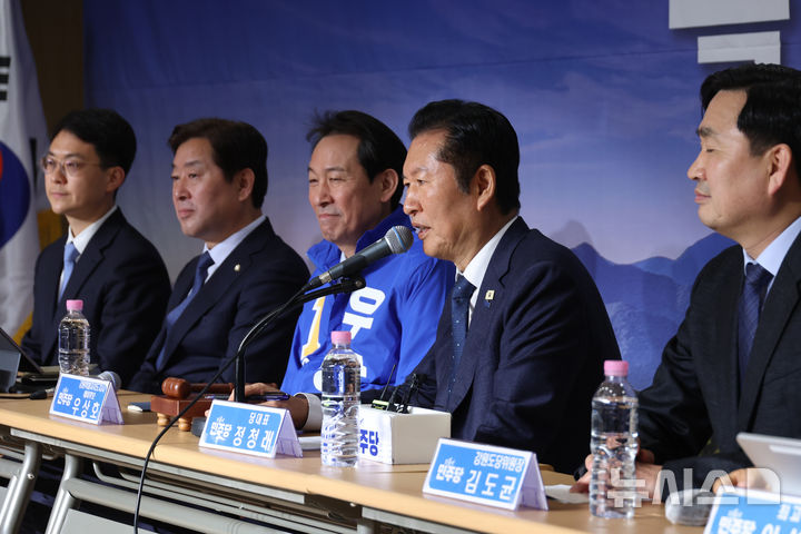 [철원=뉴시스] 고승민 기자 = 정청래 더불어민주당 대표가 1일 강원 철원군 철원새마을금고 본점에서 열린 현장 최고위원회의에서 발언하고 있다. 2026.04.01. kkssmm99@newsis.com