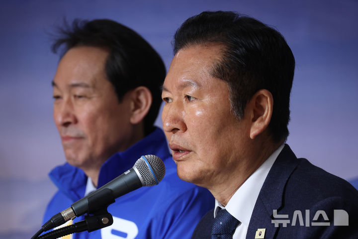 [철원=뉴시스] 고승민 기자 = 정청래 더불어민주당 대표가 1일 강원 철원군 철원새마을금고 본점에서 열린 현장 최고위원회의에서 발언하고 있다. 2026.04.01. kkssmm99@newsis.com