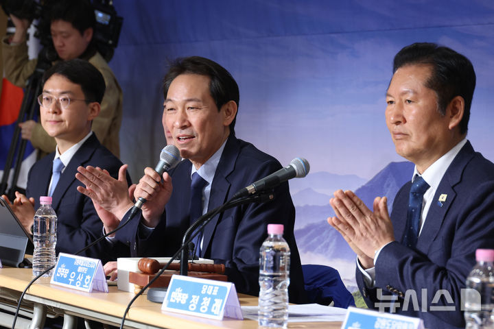 [철원=뉴시스] 고승민 기자 = 우상호 더불어민주당 강원도지사 후보가 1일 강원 철원군 철원새마을금고 본점에서 열린 민생현장 최고위원회의에서 발언하고 있다. 2026.04.01. kkssmm99@newsis.com