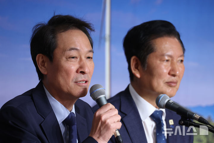 [철원=뉴시스] 고승민 기자 = 우상호 더불어민주당 강원도지사 후보가 1일 강원 철원군 철원새마을금고 본점에서 열린 민생현장 최고위원회의에서 발언하고 있다. 2026.04.01. kkssmm99@newsis.com