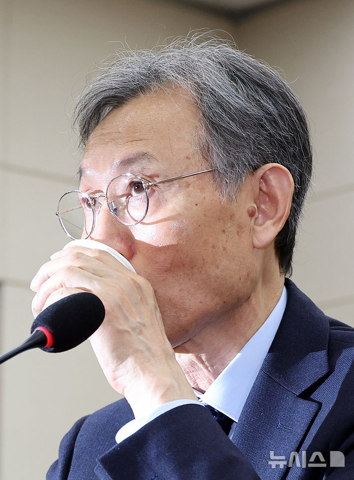 [서울=뉴시스] 김금보 기자 = 고광헌 방송미디어통신심의위원회 위원장 후보자가 1일 오전 서울 여의도 국회에서 열린 자신에 대한 인사청문회에서 물을 마시고 있다. 2026.04.01.kgb@newsis.com