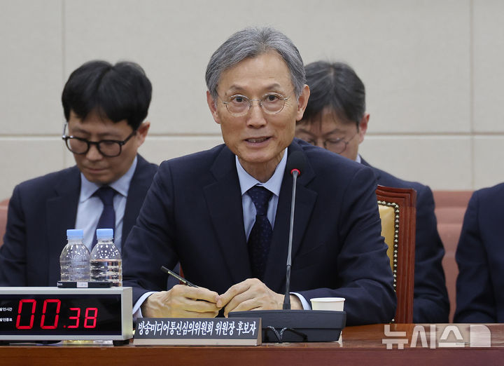 [서울=뉴시스] 김금보 기자 = 고광헌 방송미디어통신심의위원회 위원장 후보자가 1일 오전 서울 여의도 국회에서 열린 자신에 대한 인사청문회에서 의원질의에 답변을 하고 있다. 2026.04.01.kgb@newsis.com