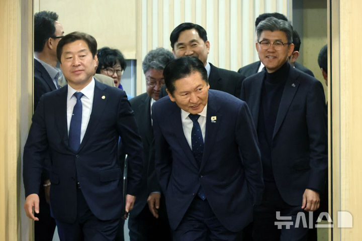 [철원=뉴시스] 고승민 기자 = 정청래 더불어민주당 대표가 1일 강원 철원군 철원새마을금고 본점에서 열린 민생현장 최고위원회의에 참석하고 있다. 2026.04.01. kkssmm99@newsis.com