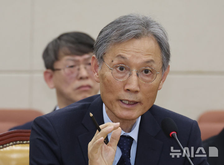 [서울=뉴시스] 김금보 기자 = 고광헌 방송미디어통신심의위원회 위원장 후보자가 1일 오전 서울 여의도 국회에서 열린 자신에 대한 인사청문회에서 의원질의에 답변을 하고 있다. 2026.04.01.kgb@newsis.com
