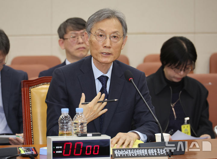 [서울=뉴시스] 김금보 기자 = 고광헌 방송미디어통신심의위원회 위원장 후보자가 1일 오전 서울 여의도 국회에서 열린 자신에 대한 인사청문회에서 의원질의에 답변을 하고 있다. 2026.04.01.kgb@newsis.com