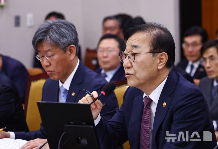 [서울=뉴시스] 김명년 기자 = 김윤덕 국토교통부 장관이 1일 오전 서울 여의도 국회에서 열린 국토교통위원회 전체회의에서 의원 질의에 답변하고 있다. 2026.04.01. kmn@newsis.com