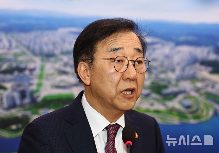 [서울=뉴시스] 김명년 기자 = 김윤덕 국토교통부 장관이 1일 오전 서울 여의도 국회에서 열린 국토교통위원회 전체회의에서 발언하고 있다. 2026.04.01. kmn@newsis.com