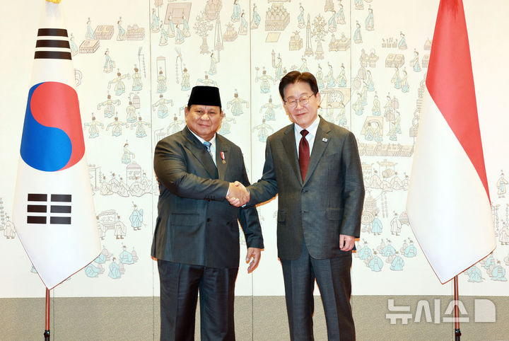 [서울=뉴시스] 고범준 기자 = 이재명 대통령과 프라보워 수비안토 인도네시아 대통령이 1일 청와대에서 정상회담에 앞서 기념촬영을 하고 있다. 2026.04.01. bjko@newsis.com
