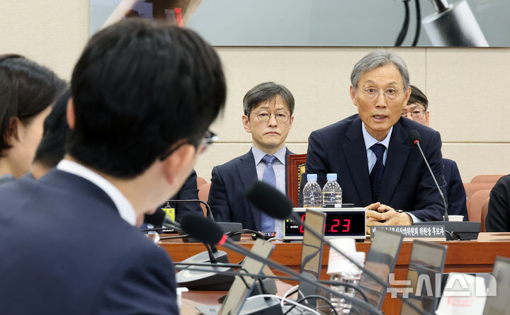 [서울=뉴시스] 김금보 기자 = 고광헌 방송미디어통신심의위원회 위원장 후보자가 1일 오전 서울 여의도 국회에서 열린 자신에 대한 인사청문회에서 의원질의에 답변을 하고 있다. 2026.04.01.kgb@newsis.com