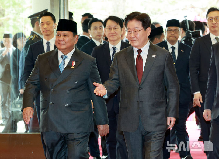 [서울=뉴시스] 고범준 기자 = 이재명 대통령과 프라보워 수비안토 인도네시아 대통령이 1일 청와대에서 정상회담을 하기 위해 이동하고 있다. 2026.04.01. bjko@newsis.com