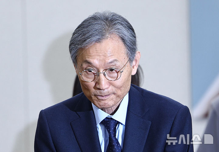[서울=뉴시스] 김명년 기자 = 고광헌 방송통신심의위원회 위원장 후보자가 1일 오전 서울 여의도 국회 과학기술정보방송통신위원회에서 열린 인사청문회에서 인사하고 있다. 2026.04.01. kmn@newsis.com