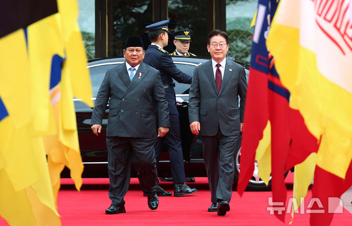 [서울=뉴시스] 고범준 기자 = 이재명 대통령과 프라보워 수비안토 인도네시아 대통령이 1일 청와대에서 열린 공식환영식에서 이동하고 있다. 2026.04.01. bjko@newsis.com