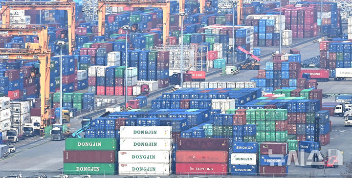 [평택=뉴시스] 김종택 기자 = 경기 평택항에 수출입 컨테이너가 쌓여 있는 모습. (사진=뉴시스DB) jtk@newsis.com 