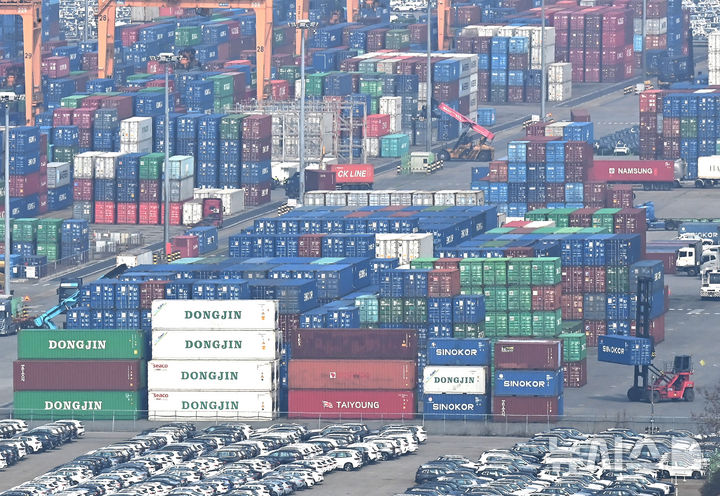 [평택=뉴시스] 김종택 기자 = 1일 경기 평택시 포승읍 평택항에 수출입 컨테이너가 쌓여있는 모습. 2026.04.01. jtk@newsis.com