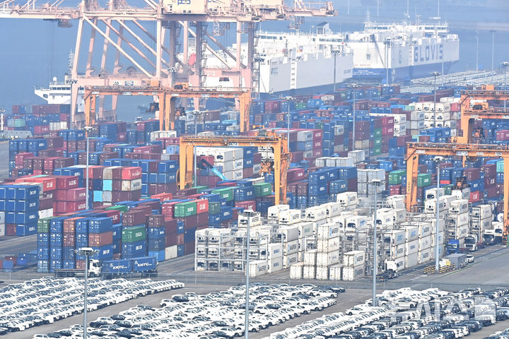 [평택=뉴시스] 김종택 기자 = 중동 사태에도 불구하고 한국 수출이 사상 처음으로 월 800억달러를 돌파했다. 1일 산업통상부가 발표한 3월 수출입 동향에 따르면 수출은 1년 전보다 48.3% 증가한 861억3000만 달러(129조5395억원)였다.이는 월 수출 기준 역대 1위 실적으로 조업일수를 고려한 일평균 수출도 41.9% 증가한 37억4000만 달러를 기록해 역대 최대 실적을 경신했다.사진은 1일 경기 평택시 포승읍 평택항에 수출입 컨테이너가 쌓여있는 모습. 2026.04.01. jtk@newsis.com