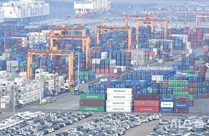 [평택=뉴시스] 김종택 기자 = 중동 사태에도 불구하고 한국 수출이 사상 처음으로 월 800억달러를 돌파했다. 1일 산업통상부가 발표한 3월 수출입 동향에 따르면 수출은 1년 전보다 48.3% 증가한 861억3000만 달러(129조5395억원)였다. 이는 월 수출 기준 역대 1위 실적으로 조업일수를 고려한 일평균 수출도 41.9% 증가한 37억4000만 달러를 기록해 역대 최대 실적을 경신했다. 사진은 1일 경기 평택시 포승읍 평택항에 수출입 컨테이너가 쌓여있는 모습. 2026.04.01. jtk@newsis.com