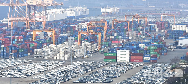 [평택=뉴시스] 김종택 기자 = 경기 평택시 포승읍 평택항에 수출입 컨테이너가 쌓여있는 모습. 2026.04.01. jtk@newsis.com