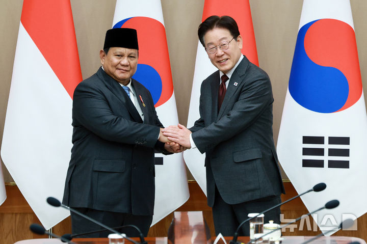 [서울=뉴시스] 고범준 기자 = 이재명 대통령과 프라보워 수비안토 인도네시아 대통령이 1일 청와대에서 한-인도네시아 확대 정상회담 기념촬영을 하고 있다. 2026.04.01. bjko@newsis.com