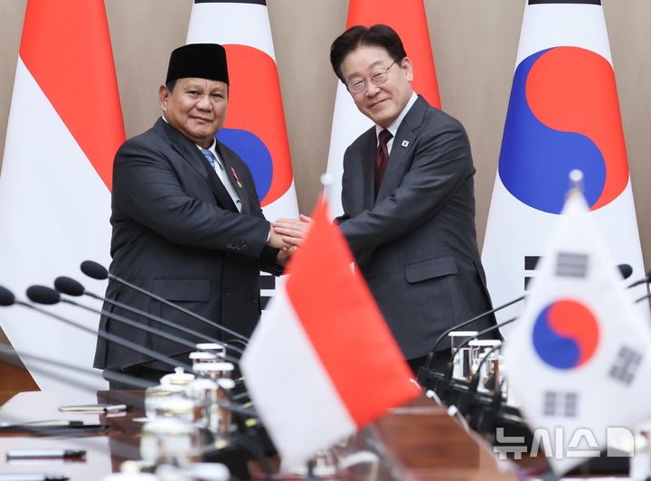 [서울=뉴시스] 고범준 기자 = 이재명 대통령과 프라보워 수비안토 인도네시아 대통령이 1일 청와대에서 열린 한-인도네시아 확대 정상회담에서 기념촬영을 하고 있다. 2026.04.01. bjko@newsis.com
