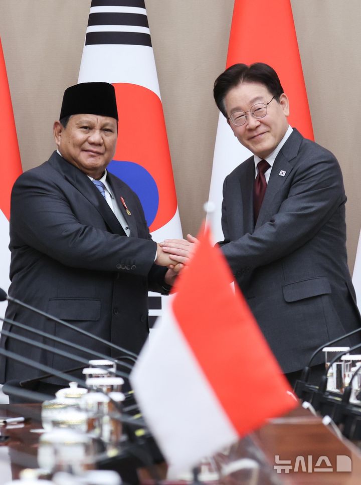 [서울=뉴시스] 고범준 기자 = 이재명 대통령과 프라보워 수비안토 인도네시아 대통령이 1일 청와대에서 열린 한-인도네시아 확대 정상회담에서 기념촬영을 하고 있다. 2026.04.01. bjko@newsis.com