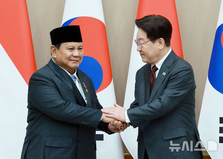 [서울=뉴시스] 고범준 기자 = 이재명 대통령과 프라보워 수비안토 인도네시아 대통령이 1일 청와대에서 열린 한-인도네시아 확대 정상회담에서 기념촬영을 하고 있다. 2026.04.01. bjko@newsis.com