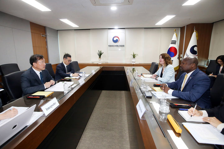 [서울=뉴시스] 김종철 방송미디어통신위원회 위원장이 1일 경기 과천시 정부과천청사에서 윌슨 화이트 구글 글로벌 공공정책 총괄 부사장, 카라 베일리 안드로이드 생태계 전략 담당 부사장과 면담하고 있다. 이날 구글 본사 임원진은 한국 정부에 앱 마켓 '구글플레이'의 결제 수수료율 인하 방침과 관련해 한국 정부에 취지와 주요 내용에 대해 설명했다. (사진=방송미디어통신위원회 제공) 2026.04.01. photo@newsis.com *재판매 및 DB 금지