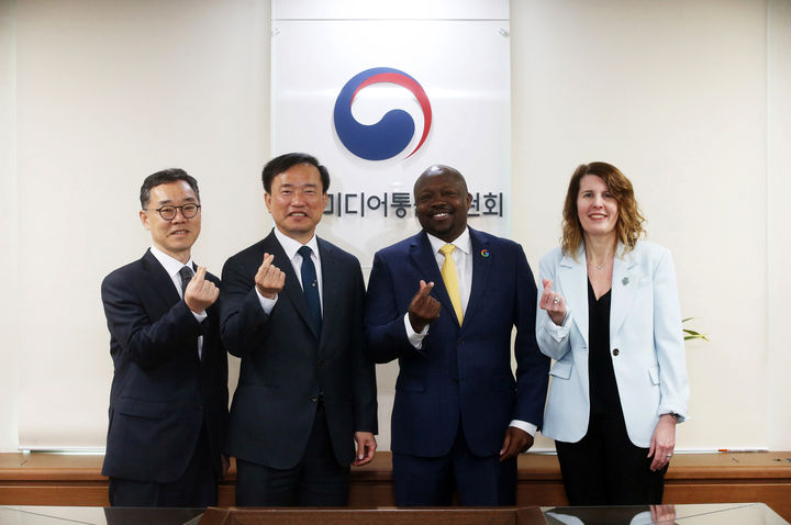 [서울=뉴시스] 김종철(왼쪽 두번째) 방송미디어통신위원회 위원장이 1일 경기 과천시 정부과천청사에서 윌슨 화이트(오른쪽 두번째) 구글 글로벌 공공정책 총괄 부사장, 카라 베일리 안드로이드 생태계 전략 담당 부사장과 면담 후 기념촬영 하고 있다.이날 구글 본사 임원진은 한국 정부에 앱 마켓 '구글플레이'의 결제 수수료율 인하 방침과 관련해 한국 정부에 취지와 주요 내용에 대해 설명했다. (사진=방송미디어통신위원회 제공) 2026.04.01. photo@newsis.com *재판매 및 DB 금지