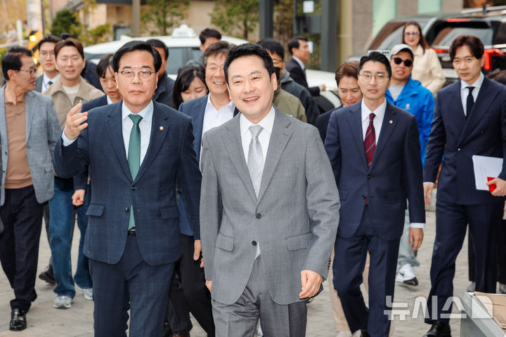 [서울=뉴시스] 홍효식 기자 = 국민의힘 장동혁 대표와 송언석 원내대표 등이 부동산 시장 점검을 위해 1일 오전 서울 마포구 마포자이더센트리지 아파트 단지 상가의 한 부동산으로 이동하고 있다. (공동취재) 2026.04.01. yesphoto@newsis.com