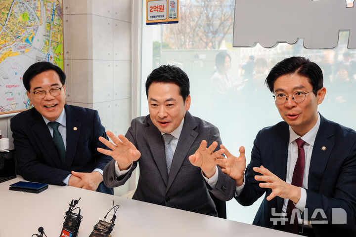 [서울=뉴시스] 홍효식 기자 = 국민의힘 장동혁 대표와 송언석 원내대표 등이 1일 오전 서울 마포구 마포자이더센트리지 아파트 단지 상가의 한 부동산을 찾아 부동산 시장 점검을 하고 있다. (공동취재) 2026.04.01. yesphoto@newsis.com