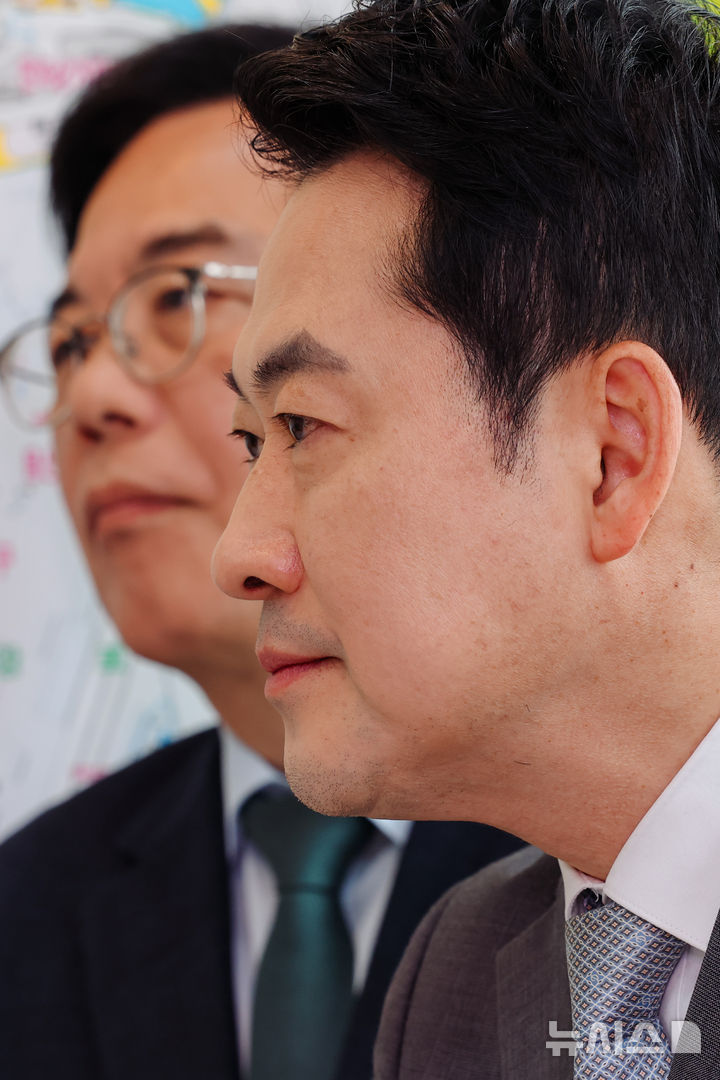 [서울=뉴시스] 홍효식 기자 = 국민의힘 장동혁 대표와 송언석 원내대표 등이 1일 오전 서울 마포구 마포자이더센트리지 아파트 단지 상가의 한 부동산을 찾아 부동산 시장 점검을 하고 있다. (공동취재) 2026.04.01. yesphoto@newsis.com