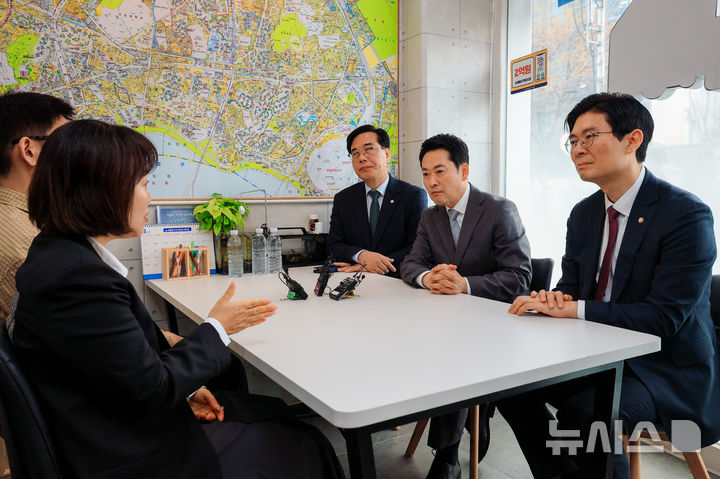 [서울=뉴시스] 홍효식 기자 = 국민의힘 장동혁 대표와 송언석 원내대표 등이 1일 오전 서울 마포구 마포자이더센트리지 아파트 단지 상가의 한 부동산을 찾아 부동산 시장 점검을 하고 있다. (공동취재) 2026.04.01. yesphoto@newsis.com