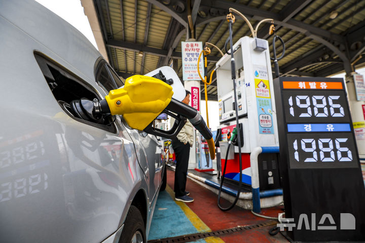 [서울=뉴시스] 정병혁 기자 = 1일 서울 서초구 만남의광장 주유소에 유가 정보가 나타나있다. 중동 사태에 따른 여파로 전국 평균 휘발윳값이 상승세를 보이며 1900원대를 다시 넘어섰다. 전국 평균 휘발윳값 1900원대 재진입은 기름값 상승세가 지속되던 지난달 9일 이후 23일 만이며, 정부의 석유제품 최고가격제 시행 이후 처음이다. 2026.04.01. jhope@newsis.com